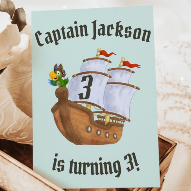 Invitación Nombre y edad de cumpleaños del buque pirata (Children's pirate birthday party card with boat and parrot and age on the sail)