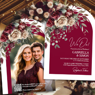Invitación Nos Casamos Arco de Rosas de Borgoña con Código QR