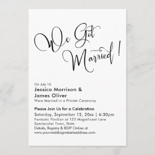 Invitación Nos casamos con caligrafía elegante en blanco negr