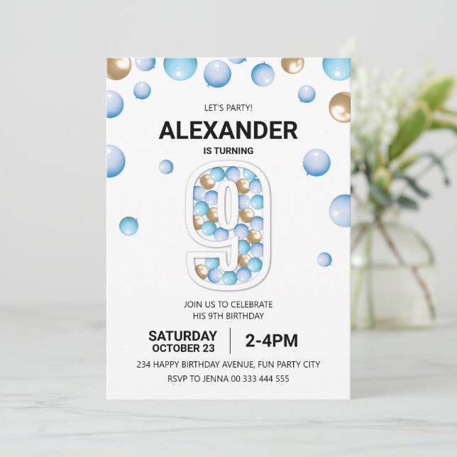 Invitación Novena fiesta de cumpleaños, niño globo azul y oro (Anverso de pie)