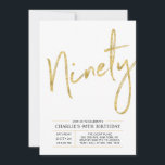 Invitación Noventa | Modern Gold Brush 90th Birthday Party<br><div class="desc">Celebra tu día especial con esta sencilla y elegante invitación a la fiesta de cumpleaños número 80. Este diseño presenta un guión de broche "Ninety" con un diseño limpio en combinación de color negro y oro. Hay más diseños y suministros de fiesta disponibles en mi tienda BaraBomDesign.</div>