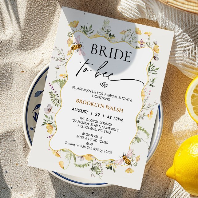 Invitación Novia floral amarilla moderna en ducha de novia (Bride To Bee Bridal Shower Invitation Template, Floral Bee Bridal Shower Invitation, Yellow Beige)