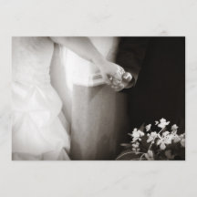 Novia y novio que llevan a cabo las manos que