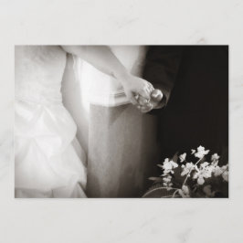 Invitación Novia y novio que llevan a cabo las manos que