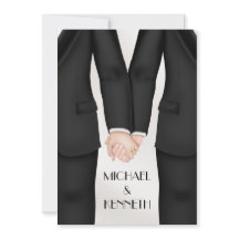 Novio de elegante boda gay sosteniendo manos