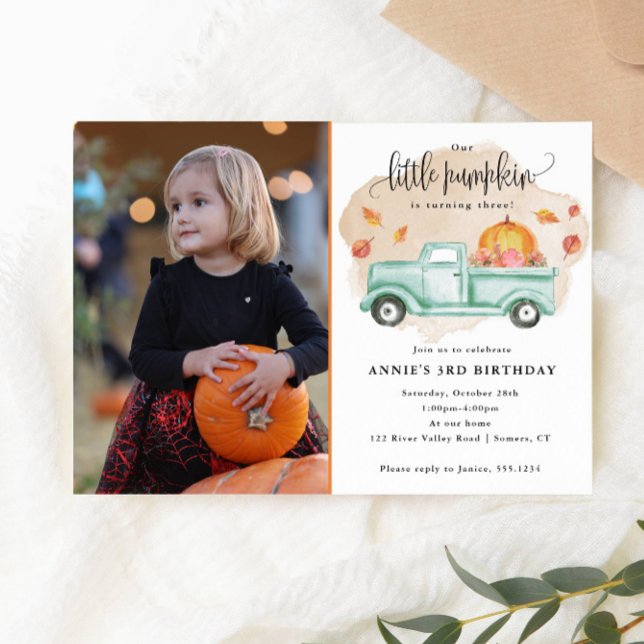 Invitación Nuestra pequeña calabaza Cae en el Camión de Cumpl (An adorable invitation for a birthday featuring a photo of your favorite Little Pumpkin!)
