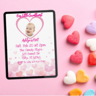 Invitación Nuestra Pequeña Querida cumple UNO, corazones 1er