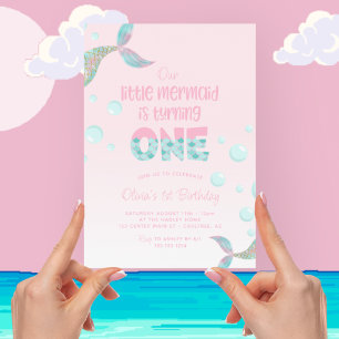 Invitación Nuestra Sirenita es un primer cumpleaños rosado