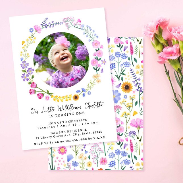 Invitación Nuestro pequeño Chica de flores silvestres. Foto d (Our Little Wildflower Girl 1st Birthday Photo Invitation)