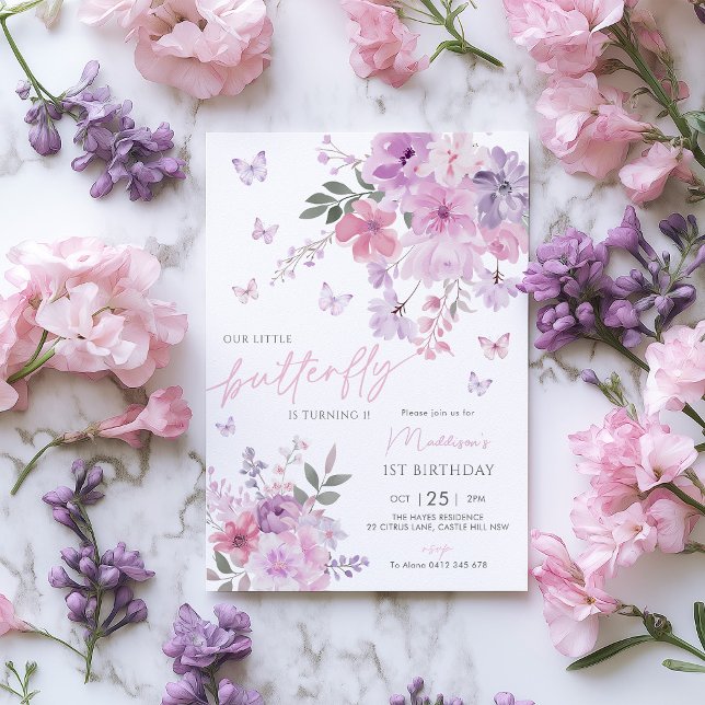 Invitación Nuestro pequeño mariposa floral morado primer cump (Our little butterfly 1st Birthday Invitation Purple Flowers Butterfly)