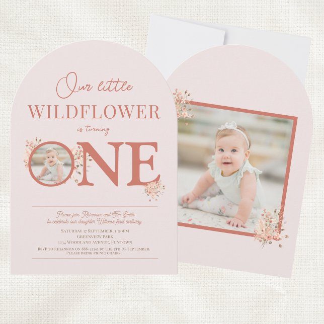 Invitación Nuestro pequeño naranja de arco de cumpleaños (Our Little Wildflower is turning ONE - 1st Birthday Invitation with photo of baby girl)