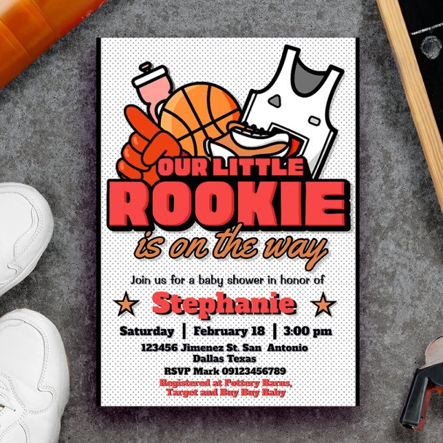 Invitación Nuestro pequeño novato está en camino a la invitac (Our Little Rookie is on the Way Invitation - Basketball Baby Shower Invitation)