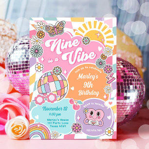 Invitación Nueve es un Vibe Retro Preppy Varsity Disco Cumple