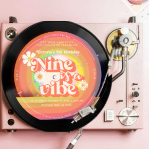 Invitación Nueve es una margarita arcoiris retro de Vibe Groo