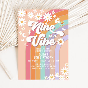 Invitación Nueve es una Vibra Daisy Arcoíris Groovy Cumpleaño
