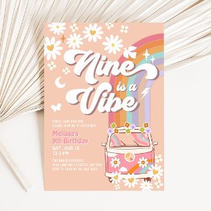 Invitación Nueve es una Vibra Groovy Pink Daisy Noveno Cumple