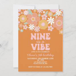 Invitación Nueve es una vibra Groovy Retro Floral 9º cumpleañ