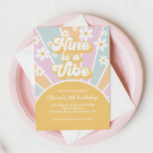 Invitación Nueve es una Vibra Pastel Retro Sol daisy