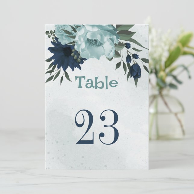 Invitación Número de tabla de flores azul y marina turbias (Anverso de pie)
