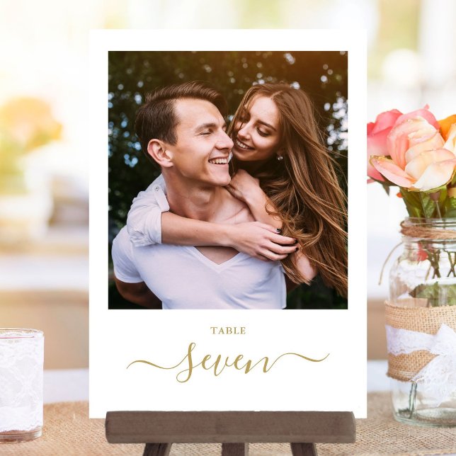 Invitación Número de tabla de fotos con guión elegante de oro (Gold Elegant Script Photo Table Number)