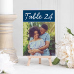 Invitación Número de tabla de fotos del Boda azul de la Marin<br><div class="desc">Las tarjetas de número de tabla boda incluyen una foto de compromiso de la novia y el novio. Texto de estilo manuscrito blanco casual con color de fondo azul marino - nota, los colores se pueden modificar. Para ordenar: escriba el número de tabla, haga clic en "cambiar" por la foto...</div>