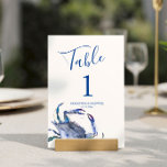 Invitación Número de tabla del Boda del cangrejo de la costa<br><div class="desc">Diseñado para coordinar con la suite de papelería Do Tell A Belle de un boda de cangrejo de la costa azul, este número de la tabla temática de la playa cuenta con una réplica de mi cangrejo acuarela original en tonos azules con tu número de mesa, nombres y fecha de...</div>