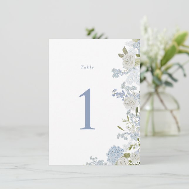 Invitación Número de tabla del Boda floral azul suave (Anverso de pie)