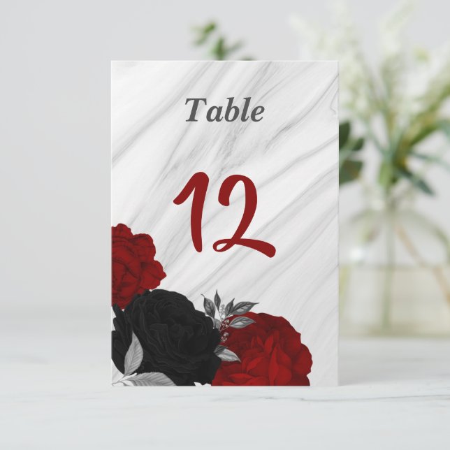 Invitación Número de tabla rojizo y floral negro romántico (Anverso de pie)
