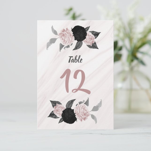 Invitación número de tabla rosa y floral negra (Anverso de pie)