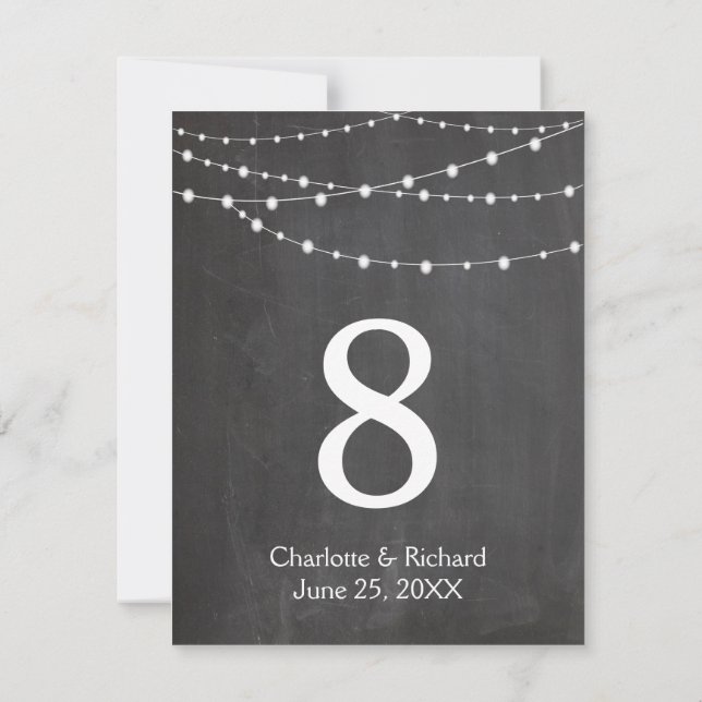 Invitación números de tabla boda luces de cadena y pizarra (Reverso)