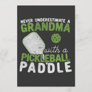 Invitación Nunca subestimes a una abuela con una pelota de bo