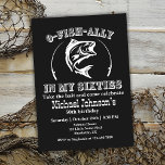 Invitación O-fish-ally In my Fifty 60th Birthday Party (Mi al<br><div class="desc">"Gone Fishin" para siempre: ¡Haz un chapuzón con nuestra invitación de cumpleaños 'O-fish-ally 60'! Esta carta única combina la alegría de una nueva era con la emoción de la pesca. Un juego de saltar peces gráfico y barras de pesca cuidadosamente colocadas marcan el tono para una fiesta de cumpleaños número...</div>