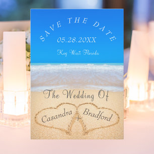 Invitación Ocean Blue Beach Wedding 2 corazones en la arena