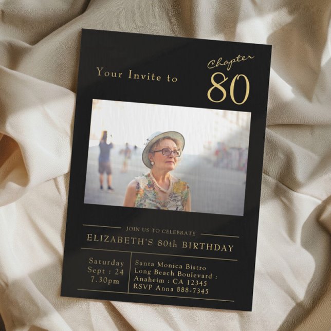 Invitación Ochenta Black Gold 80th Birthday Party Photo (80th birthday party invitation in black and gold with photo on a cloth background)