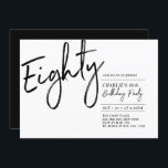 Invitación Ochenta | Black & White Modern 80th Birthday Party<br><div class="desc">Celebra tu día especial con esta sencilla y elegante invitación a la fiesta de cumpleaños número 80. Este diseño presenta un guión de broche "Ochenta" con un diseño limpio en combinación de color blanco y negro. Más diseños disponibles en mi tienda BaraBomDesign.</div>