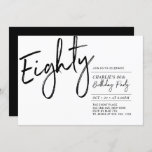 Invitación Ochenta | Black & White Modern 80th Birthday Party<br><div class="desc">Celebra tu día especial con esta sencilla y elegante invitación a la fiesta de cumpleaños número 80. Este diseño presenta un guión de broche "Ochenta" con un diseño limpio en combinación de color blanco y negro. Más diseños disponibles en mi tienda BaraBomDesign.</div>