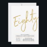 Invitación Ochenta | Modern Gold Brush 80th Birthday Party<br><div class="desc">Celebra tu día especial con esta sencilla y elegante invitación a la fiesta de cumpleaños número 80. Este diseño presenta un guión de broche "Ochenta" con un diseño limpio en combinación de color negro y oro. Hay más diseños y suministros de fiesta disponibles en mi tienda BaraBomDesign.</div>