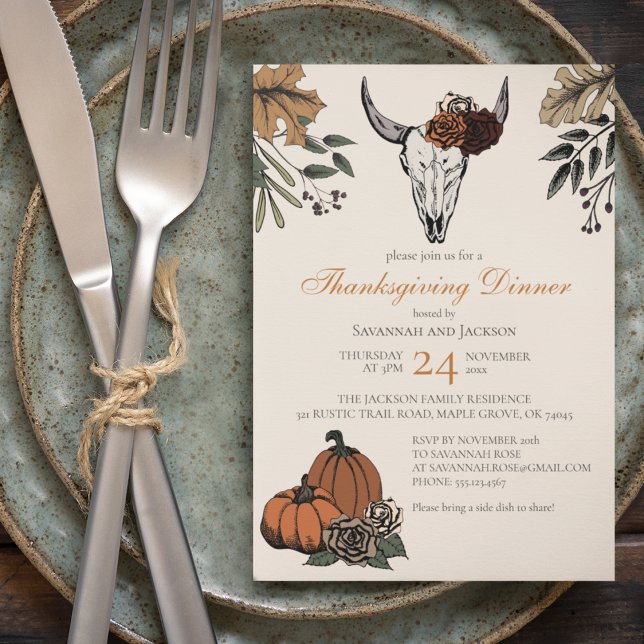 Invitación Oeste de Acción de Gracias Cow Skull Fall Harvest (Thanksgiving or Friendsgiving Invitation. Hand-Drawn Cow Skull, Roses, Pumpkins, Fall Leaves in Ink.)