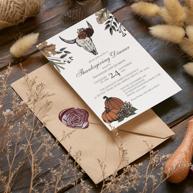 Invitación Oeste de Acción de Gracias Cow Skull Fall Harvest (Elegant Thanksgiving Cow Skull White Invitation. Hand-Drawn Cow Skull, Horns, Roses & Fall Pumpkins.)