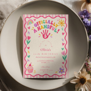 Invitación Oficialmente un Puñado Cumpleaños Rosa Quinto