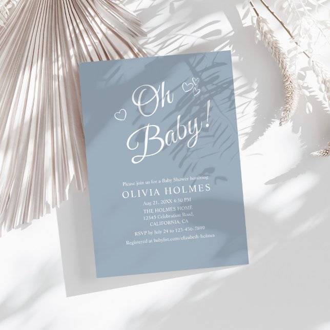 Invitación "Oh Baby" Dusty Blue Modern Baby Shower Minimalist ("Oh Baby" Dusty Blue Modern Minimalist Baby Shower Invitation on a sunny boho white table.)