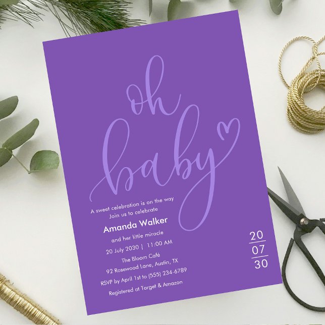 Invitación ¡Oh bebé!  Elegante fiesta de bebé con letra púrpu (Oh Baby! Elegant Purple Script Baby Shower Invitation)