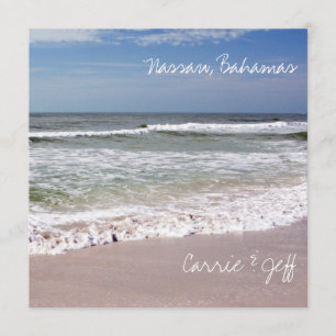 Invitación Olas que Caen en la Playa Arenosa