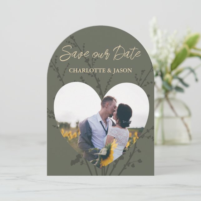 Invitación Olive Modern Photo Heart Frame Guarda La Fecha (Anverso de pie)