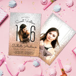 Invitación Ombre Halo, Purpurina de oro plateado, foto dulce<br><div class="desc">Esta invitación a la fiesta de cumpleaños de dieciséis años, dulce y bonito, es perfecta para el día especial de tu hija. Presenta una falsa impresión en color plata brillante y purpurina dorado de gradiente oscuro halo. Incluye dos fotos a personalizar con tus propias fotos de tu dulce hija. El...</div>