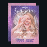 Invitación Ombre, triple Purpurina rosa violeta, dulce de fot<br><div class="desc">Esta tierna, moderna y reluciente invitación a la fiesta de 16 años es perfecta para el día especial de tu hija adolescente. Se trata de una fotografía de personalizable del invitado de honor y una falsa imagen en color violeta en rosa rosa en un degradado oscuro purpurina rosa brillante y...</div>