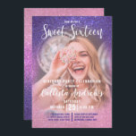 Invitación Ombre, triple Purpurina rosa violeta, dulce de fot<br><div class="desc">Esta tierna, moderna y reluciente invitación a la fiesta de 16 años es perfecta para el día especial de tu hija adolescente. Se trata de una fotografía de personalizable del invitado de honor y una falsa imagen en color violeta en rosa rosa en un degradado oscuro purpurina rosa brillante y...</div>