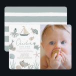 Invitación Oneder the Sea Creations Blue First Birthday Photo<br><div class="desc">Esta tierna invitación a la fotografía de primer/primer cumpleaños de este chico "Oneder the Sea" incluye conchas, cangrejo de tortuga marina, pulpo, pescado, ballenas, pez estrella y conchas bajo el mar. En el reverso se ve un fondo blanco con rayas azules. Ideal para las fiestas de cumpleaños bajo el mar....</div>