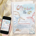 Invitación Oneder the Sea Mermaid Watercolor 1er cumpleaños<br><div class="desc">Una invitación para la fiesta de cumpleaños de la sirena marina titulada "One-der the sea... nuestra sirena está cumpliendo 1 años" - o puedes editar para cualquier edad que quieras. Diseño sutil con colas de sirena sumergiendo dentro y fuera del océano con peces, tortuga con agua neutra y muda. Perfecto...</div>