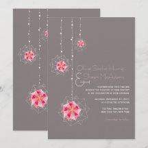 Ornamentos colgantes de color rosa alumbran a Boda